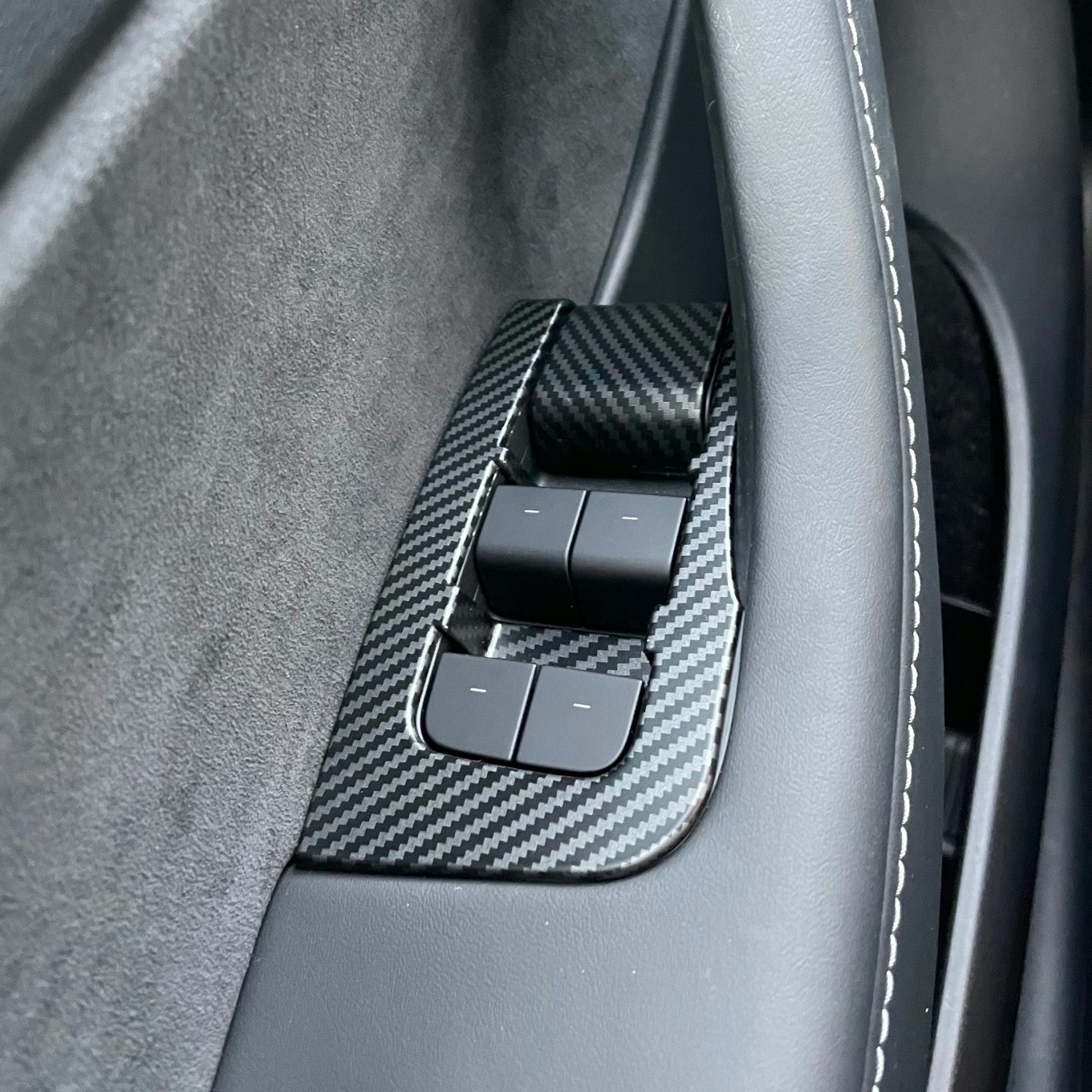 Paneler t fönsterhissknapprna i matt carbon fiber - Tesla Model 3/Y