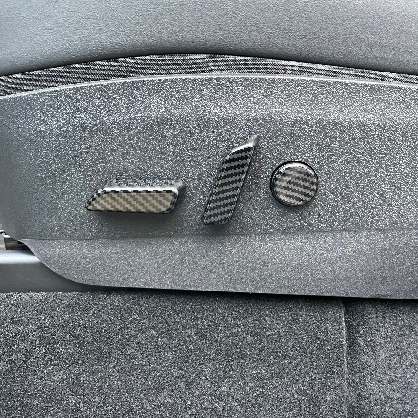 Paneler t knapparna på stolarna i glossy carbon fiber - Tesla Model 3/Y
