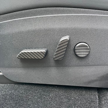 Paneler t knapparna på stolarna i matt carbon fiber - Tesla Model 3/Y