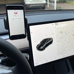 Förvaring bakom skärmen m mobilhållare - Tesla Model 3/Y