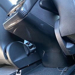 Panel t baksidan av mittkonsollen i glossy carbon fiber - Tesla Model 3