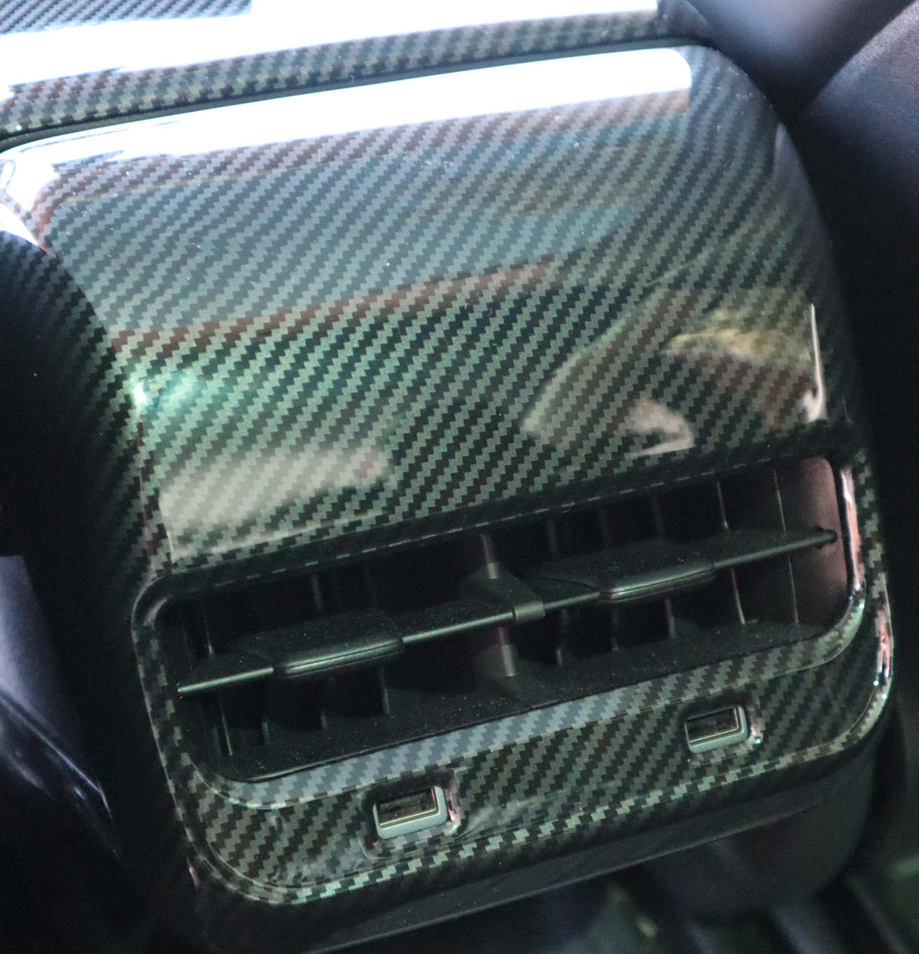 Panel t bakre ventilationen i glossy carbon fiber - Tesla Model 3