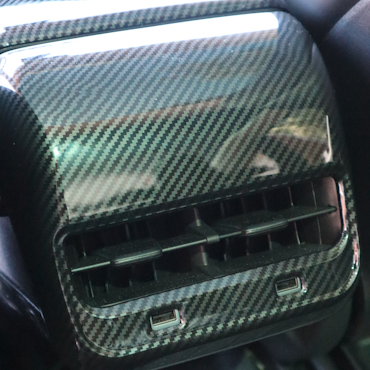 Panel t bakre ventilationen i glossy carbon fiber - Tesla Model 3