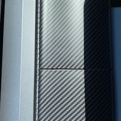 Paneler till instrumentbrädan, matt carbon fibermönster - Tesla Model 3