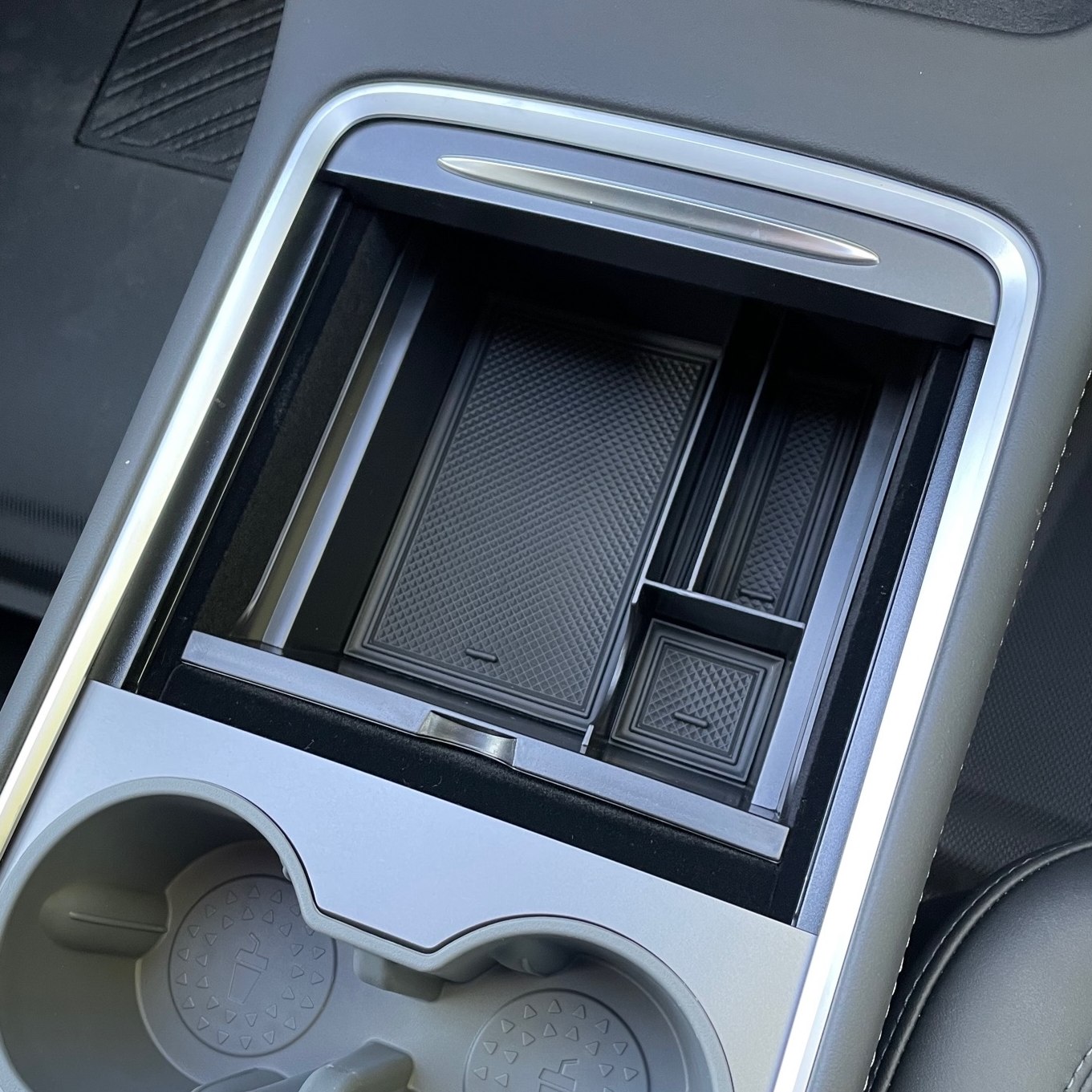Förvaringslåda m silikoninlägg, mittkonsollen - Tesla Model 3 2021/Y