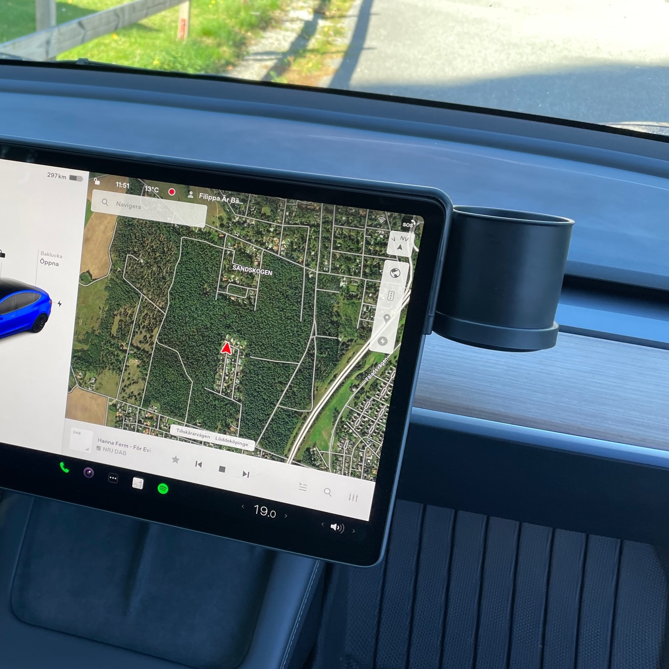 Förvaring bakom skärmen m mobilhållare o kopp - Tesla Model 3/Y