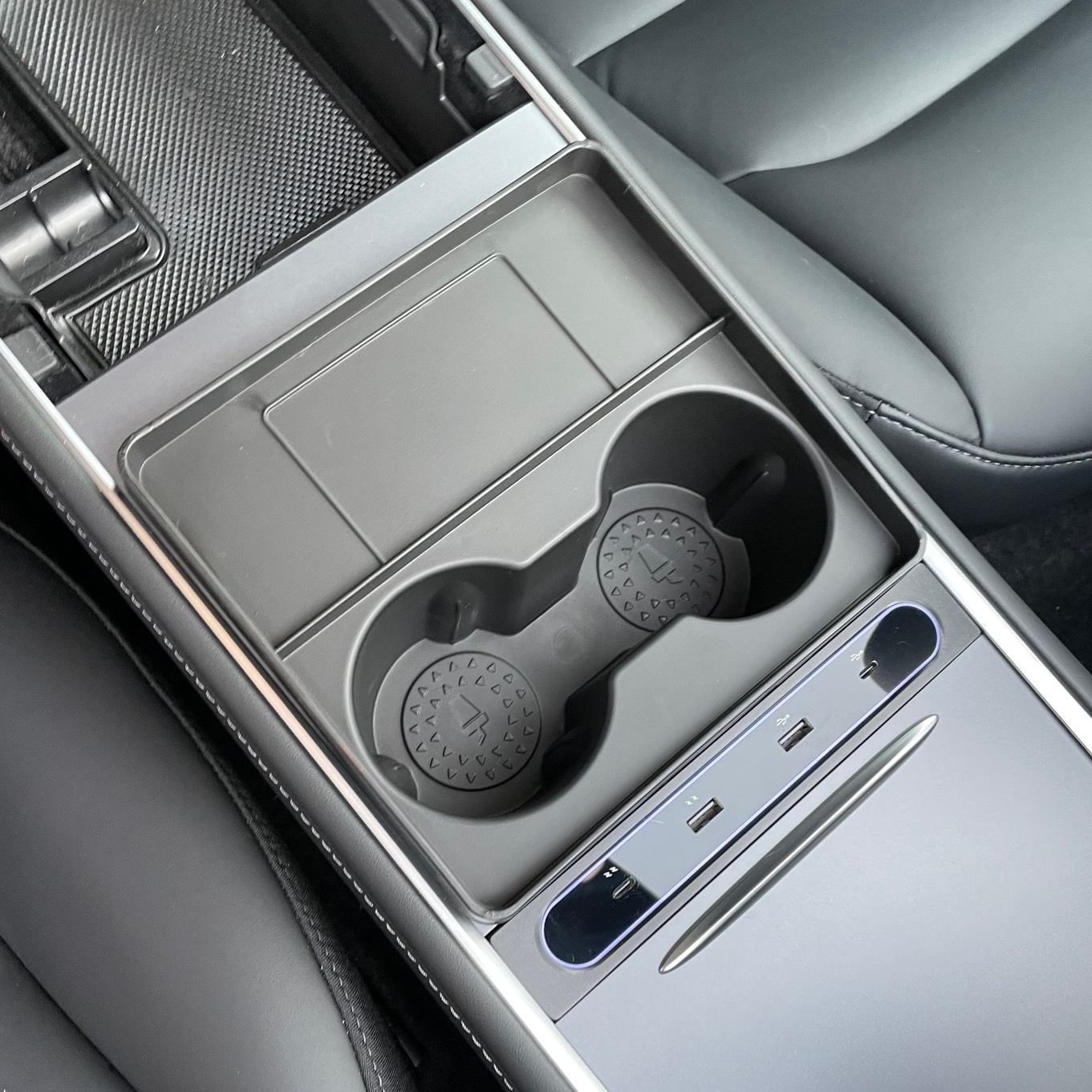 Mugghållare o korthållare, insats i svart - Tesla Model 3 2021/Y
