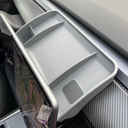 Förvaring bakom skärmen - grå - Tesla Model 3/Y