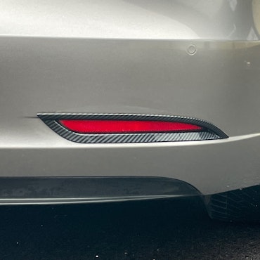 Paneler till reflexerna bak, glossy carbon fiber - Tesla Model 3