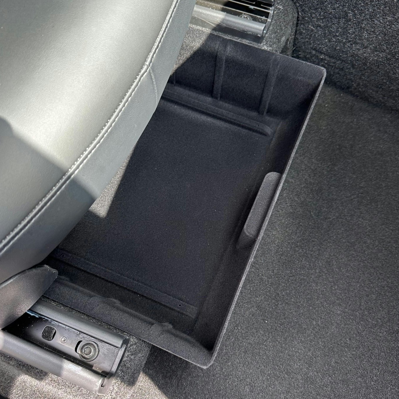 Förvaring under framsätet, uppd version, flockig - Tesla Model Y