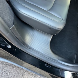 Instegsskydd till baksätet i ABS, carbon fibermönstrade- Tesla Model Y