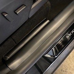Instegsskydd fram i ABS, carbon fibermönstrade - Tesla Model Y