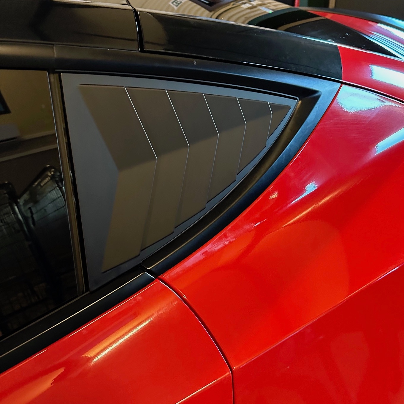 Paneler t bakersta sidofönstret, matt svarta - Tesla Model Y