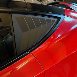 Paneler t bakersta sidofönstret, matt svarta - Tesla Model Y