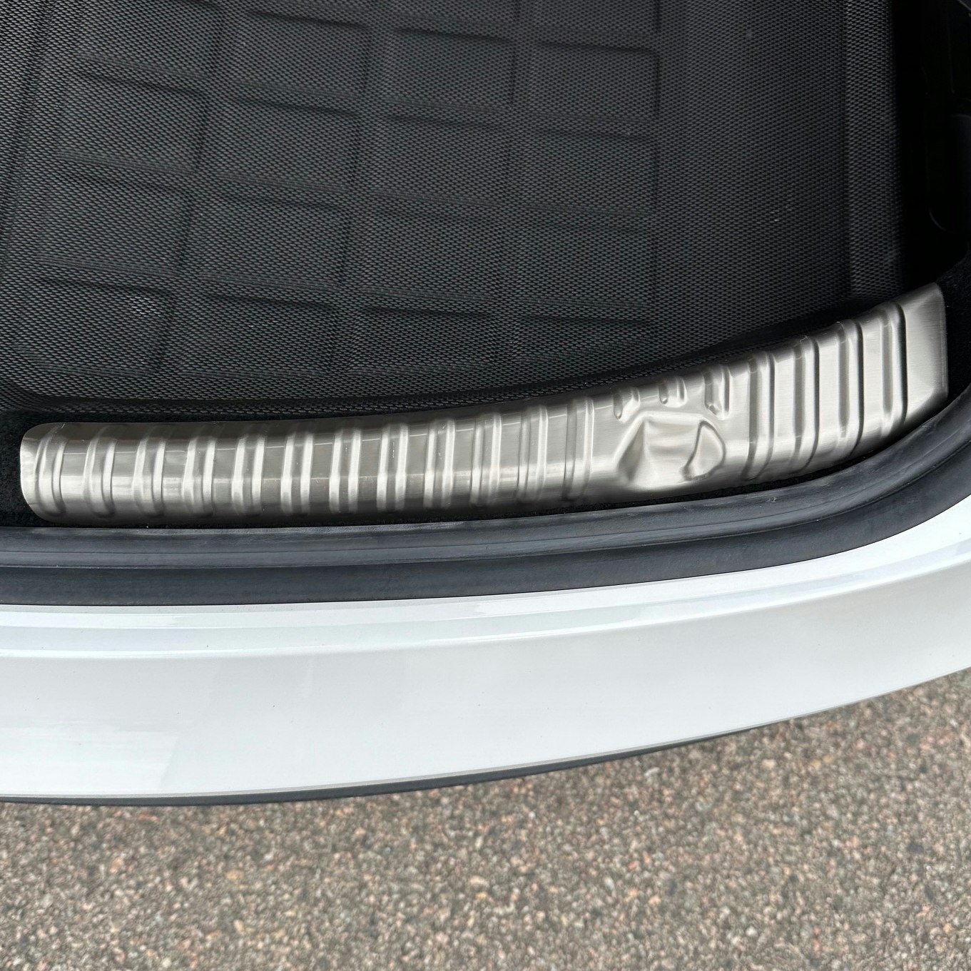 Trunk sill protector, aluminum - Tesla Model 3 Highland