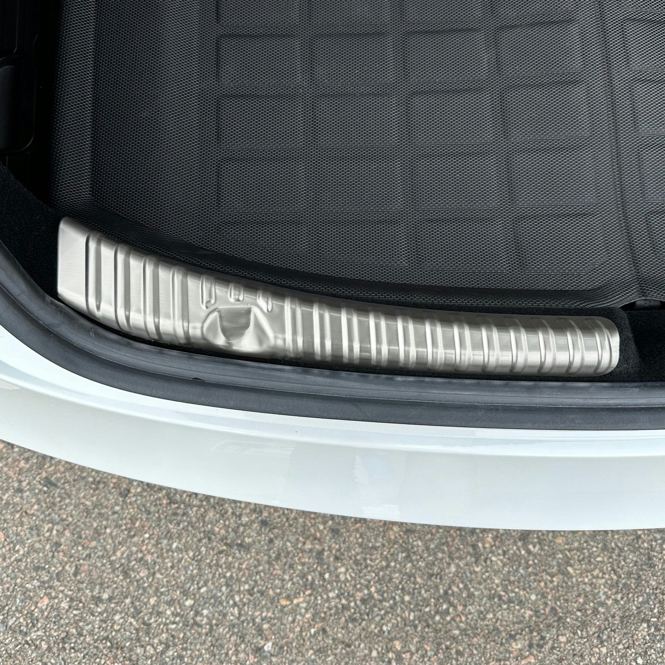 Trunk sill protector, aluminum - Tesla Model 3 Highland