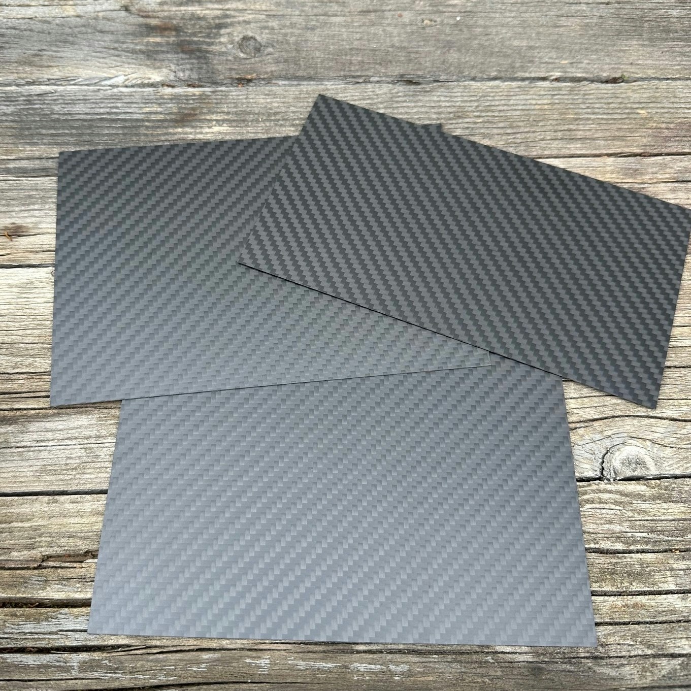 Paneler t mittkonsolen, äkta matt carbon fiber - Tesla Model 3 2023.10-/Y 2025.3-