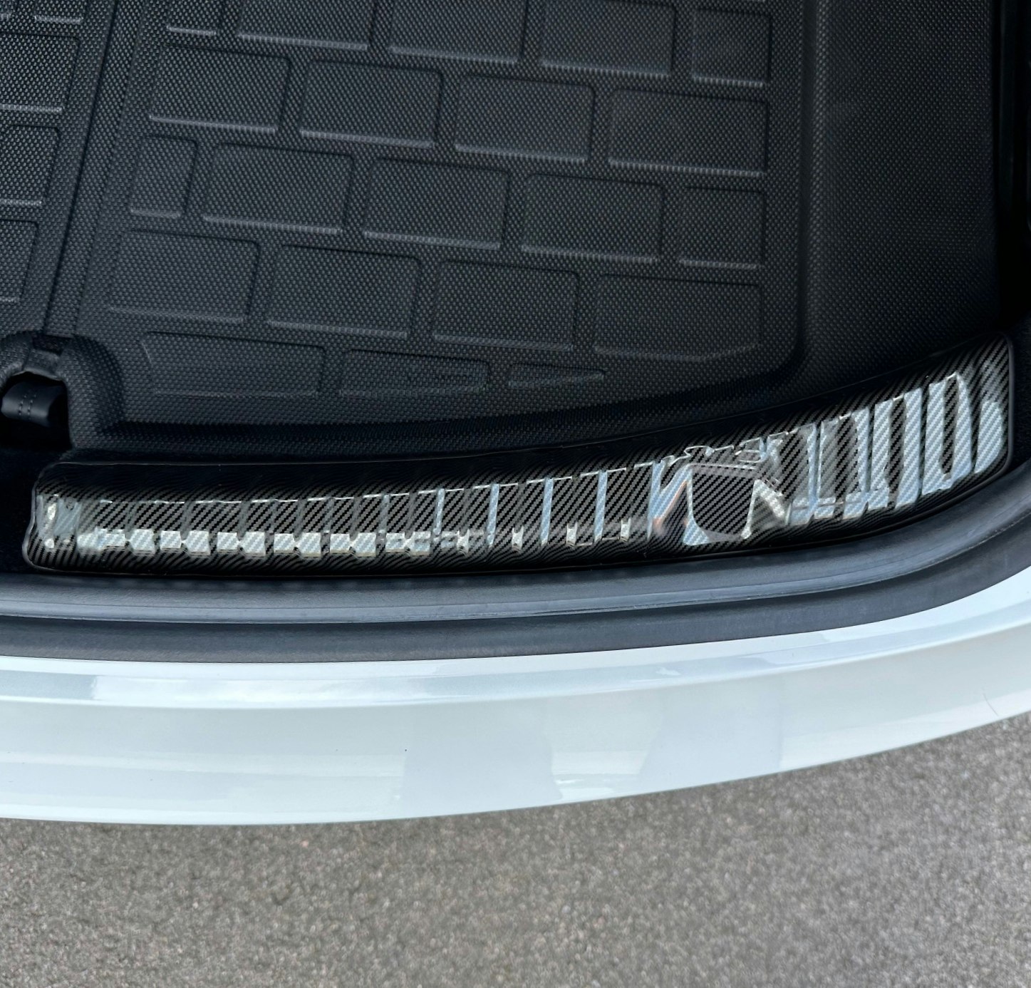 Trunk sill protector, carbon fiber - Tesla Model 3 Highland