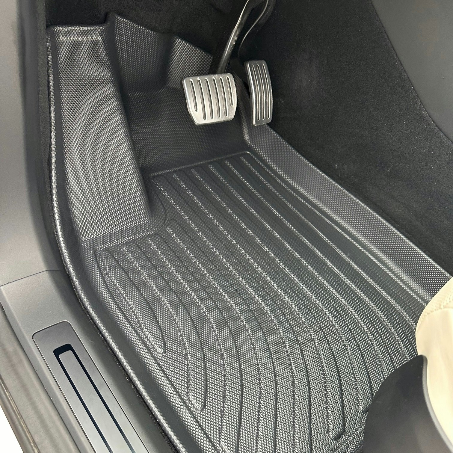 Snygga interiörmattor i TPE-nano till Tesla Model X 2021+.