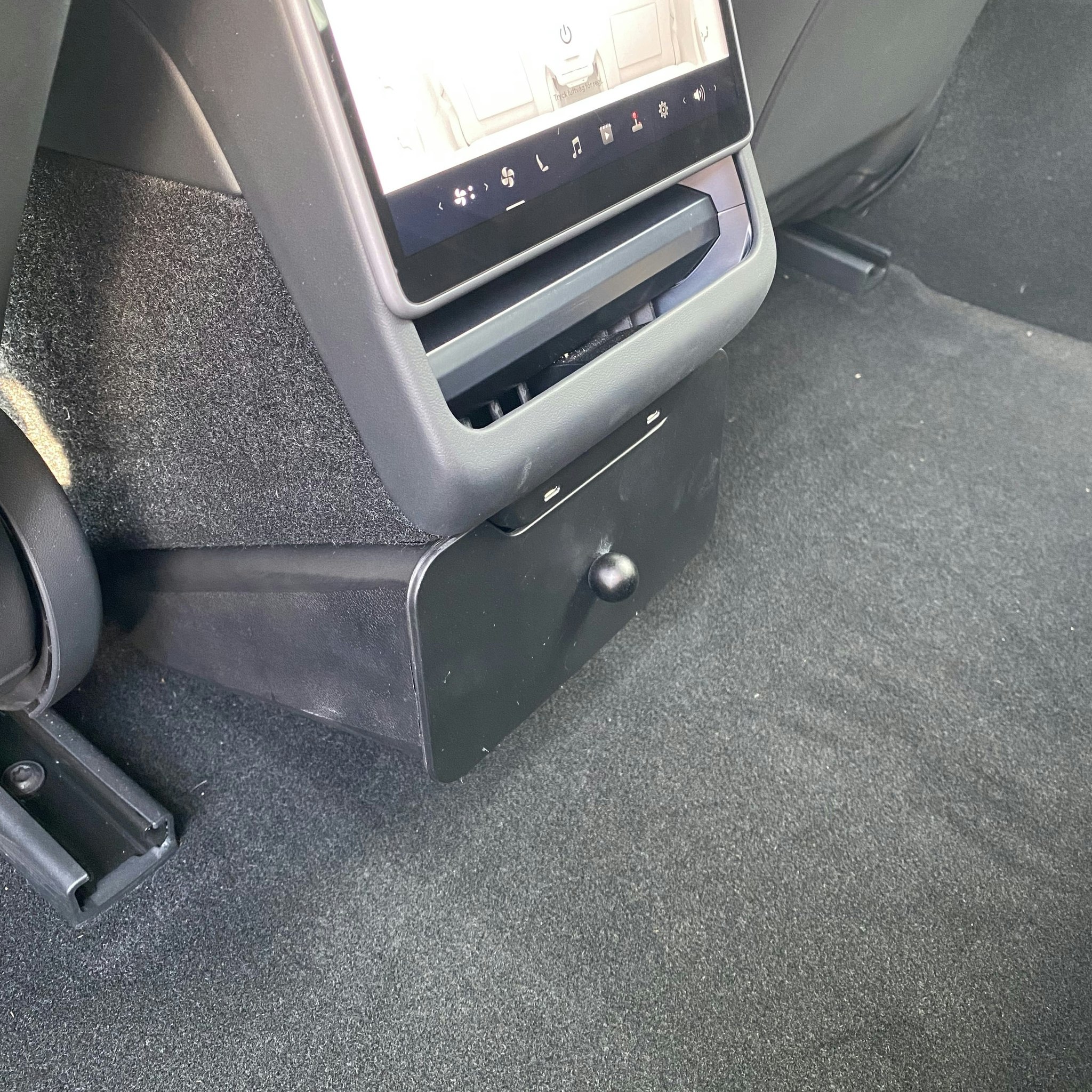 Papperskorg under skärmen bak - Tesla Model 3 2023.10-/Model Y 2025.03-