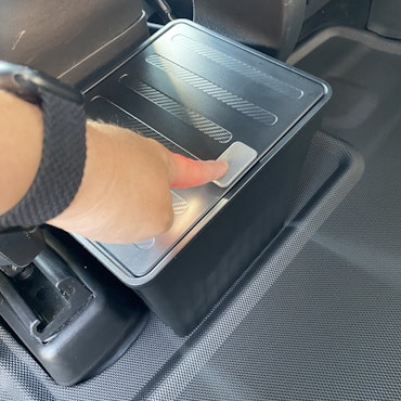 Förvaring baksätet, klicklock - svart - Tesla Model Y