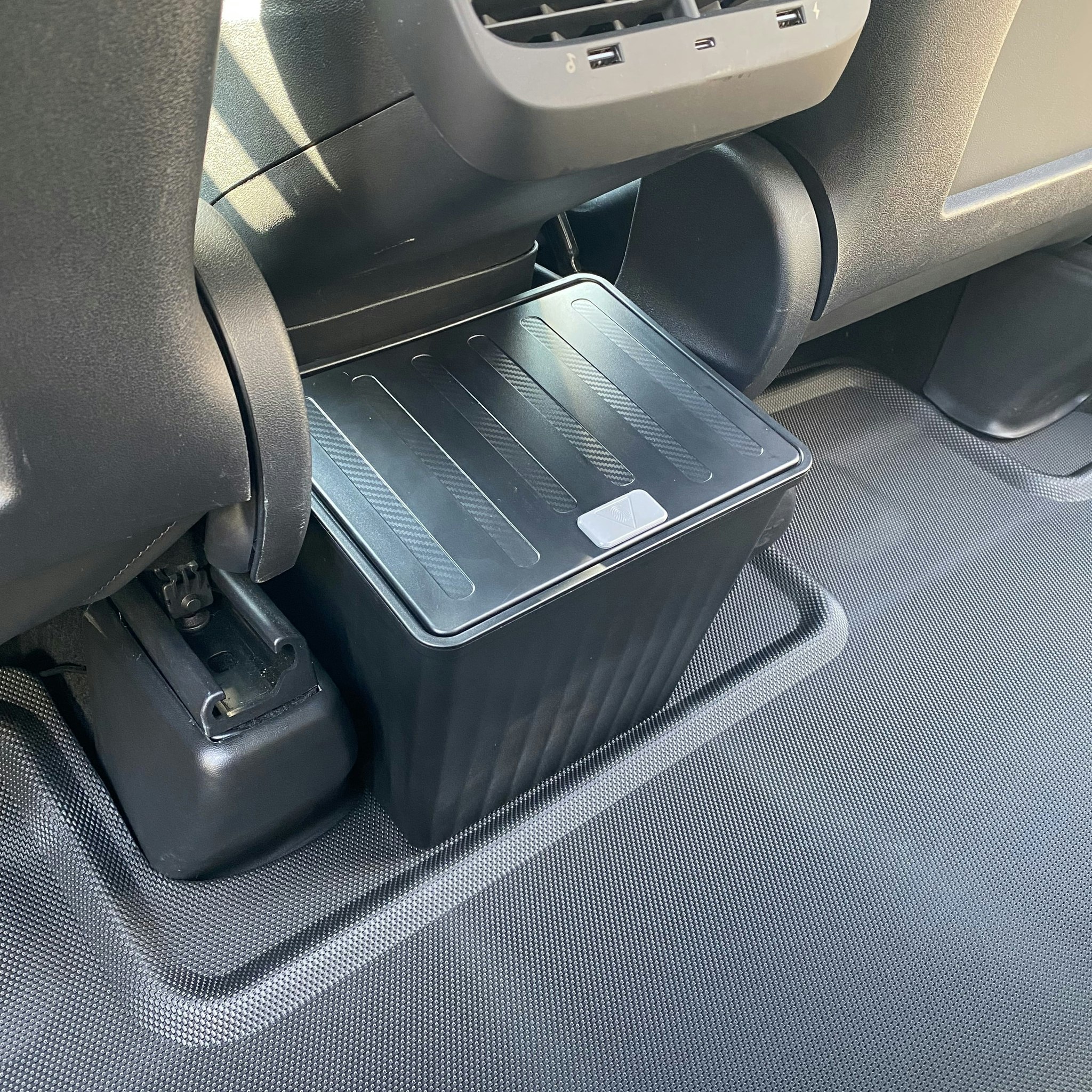 Rear seat storage, click lid - black - Tesla Model Y