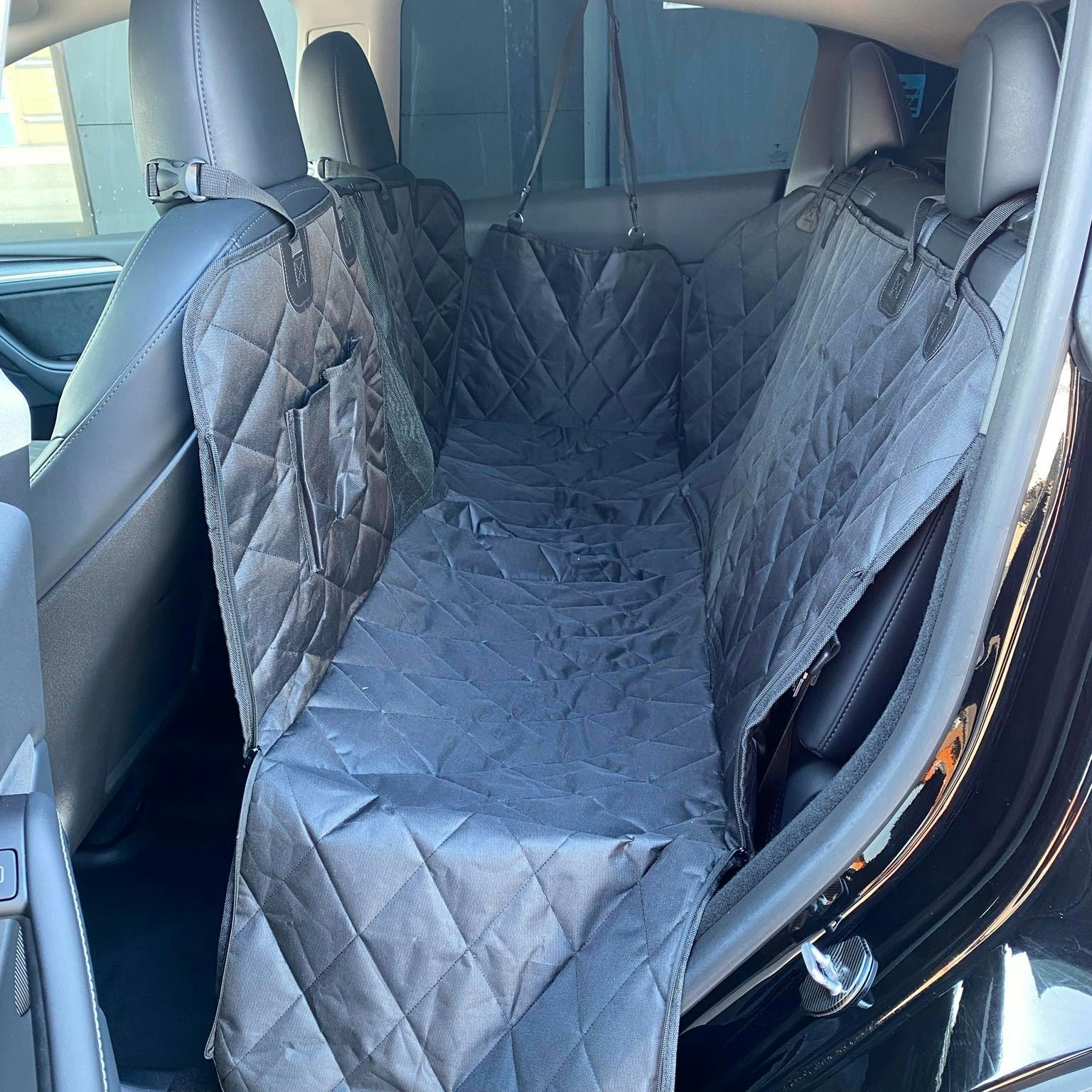 Praktiskt och slitstarkt baksätesskydd till din Tesla