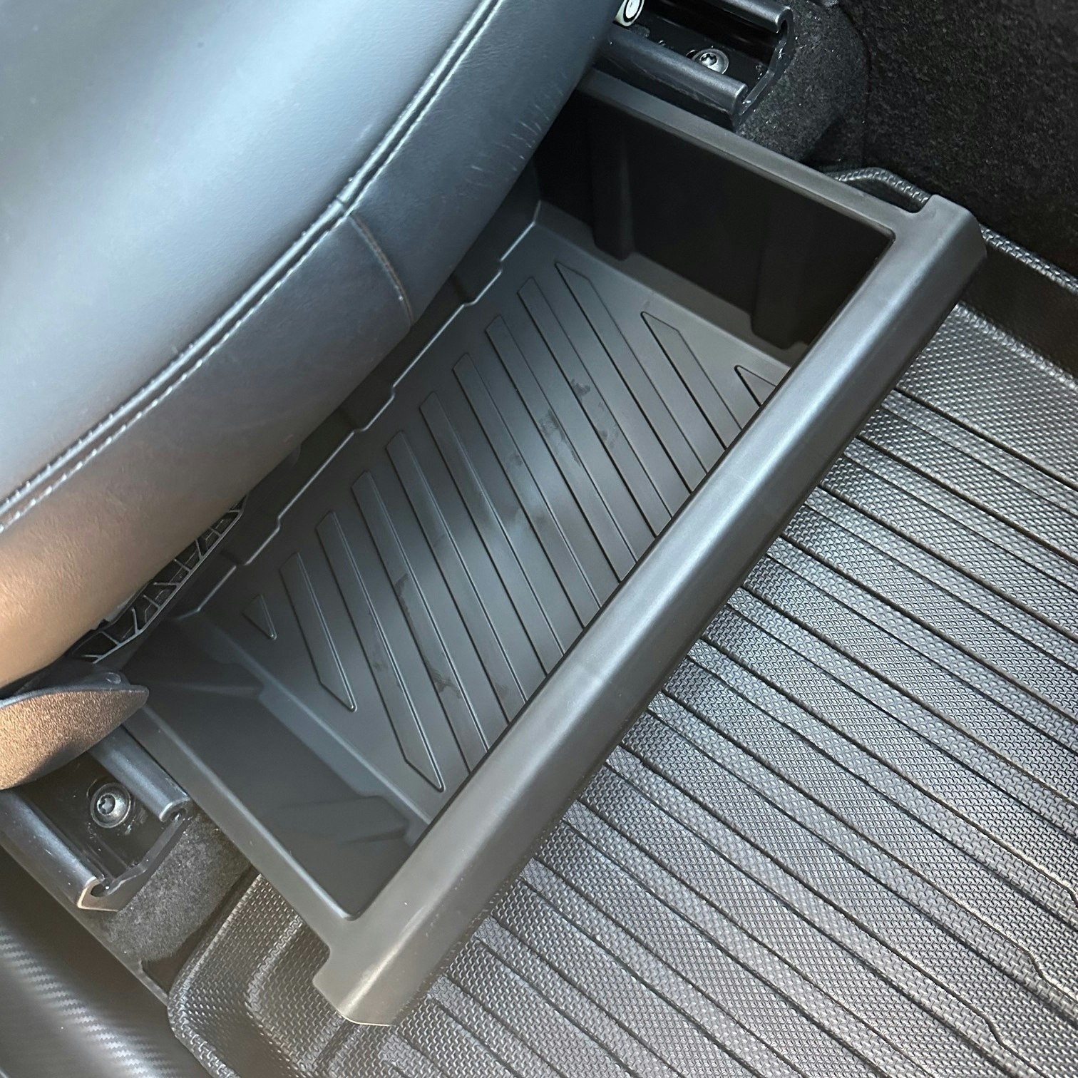 Storage under the front seat, silicone, 2 pcs - Tesla Model Y