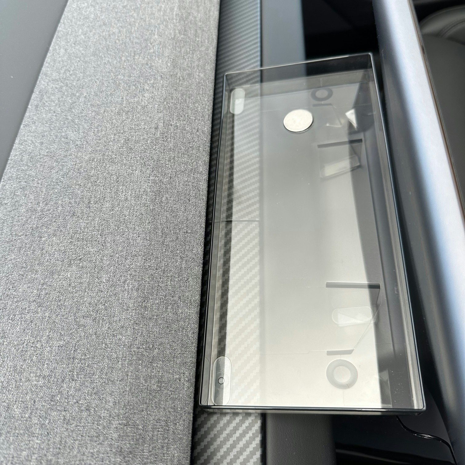Förvaring under skärmen  - Tesla Model 3 2023.10-/Model Y 2025.03-