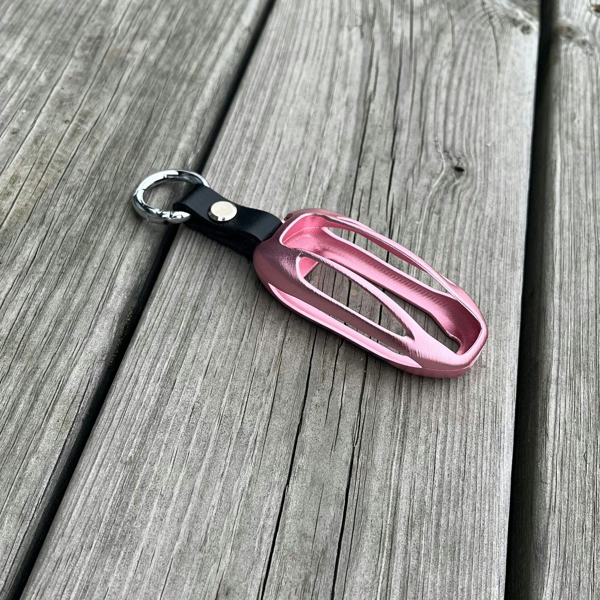Nyckelhållare - aluminium - rosa Tesla Model X