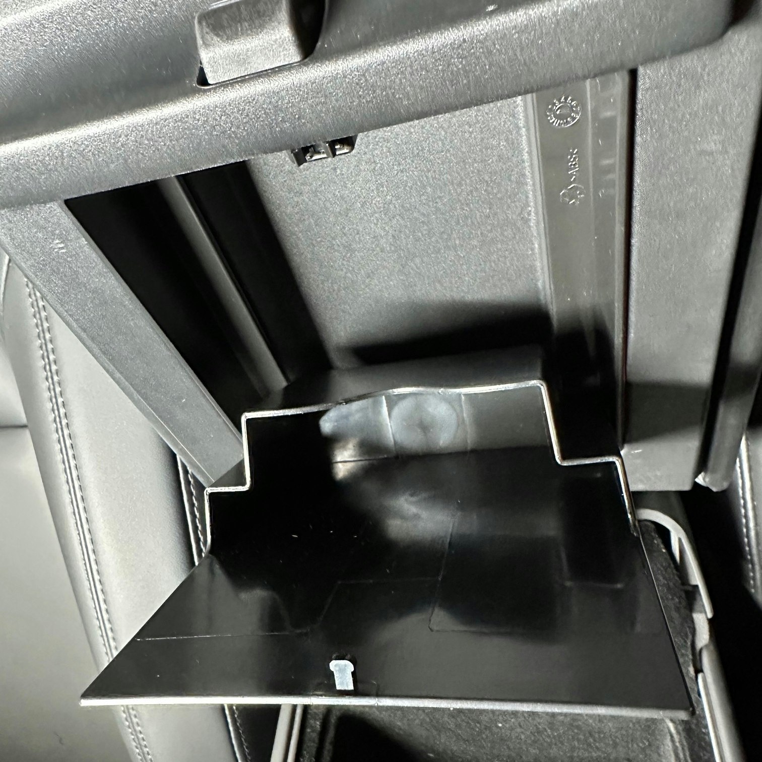 Hidden armrest insert with click function - Tesla Model 3 2021/Y
