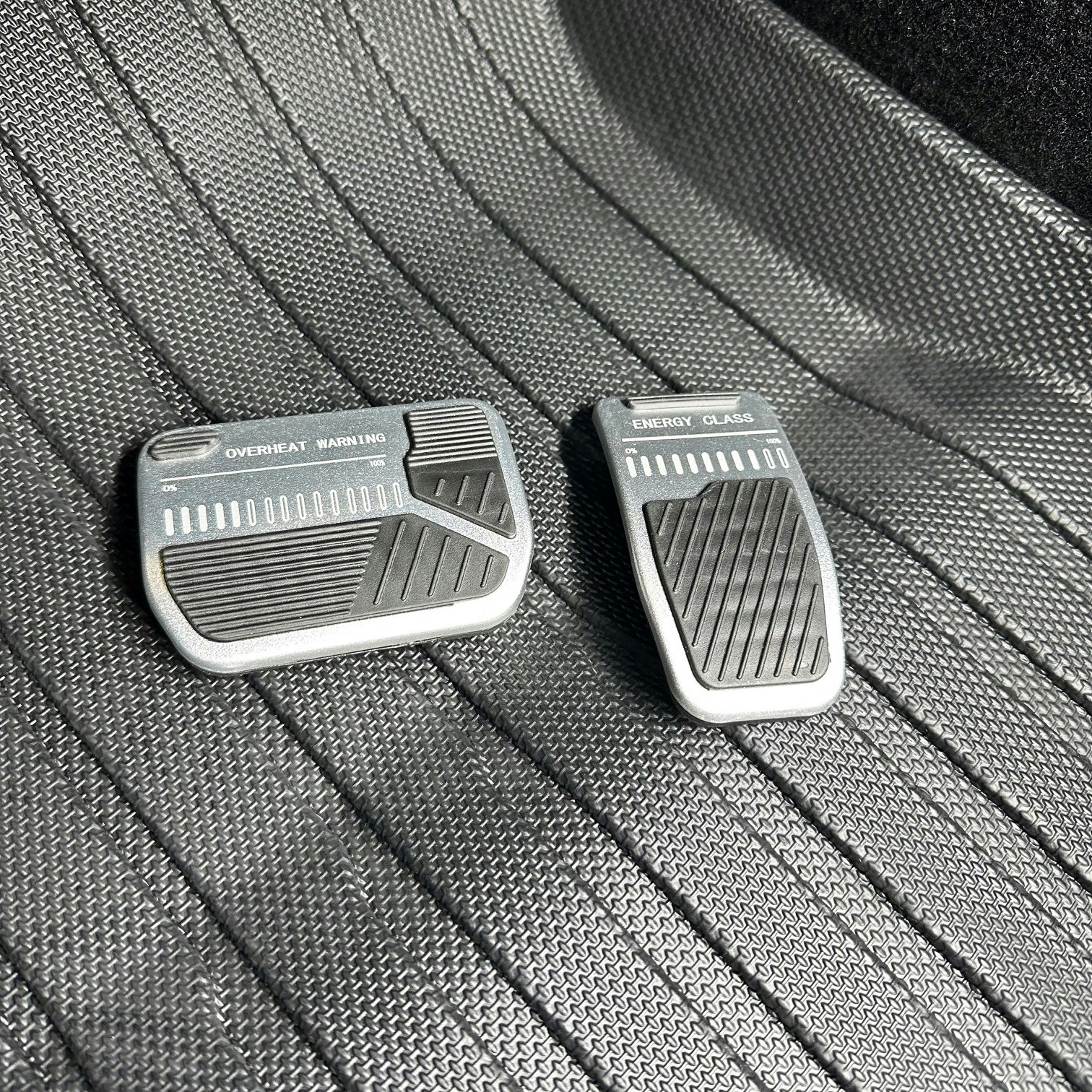 Pedaler sport - 2 färger - Tesla Model 3/Y