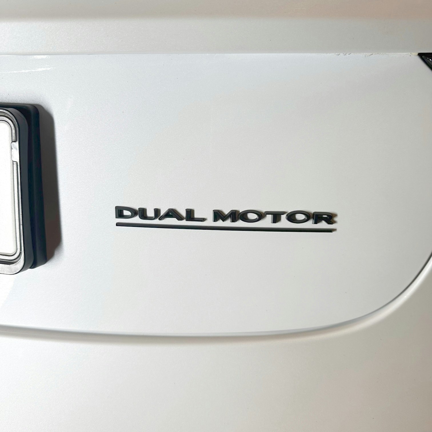 Sticker Dual Motor i svart med svart streck under