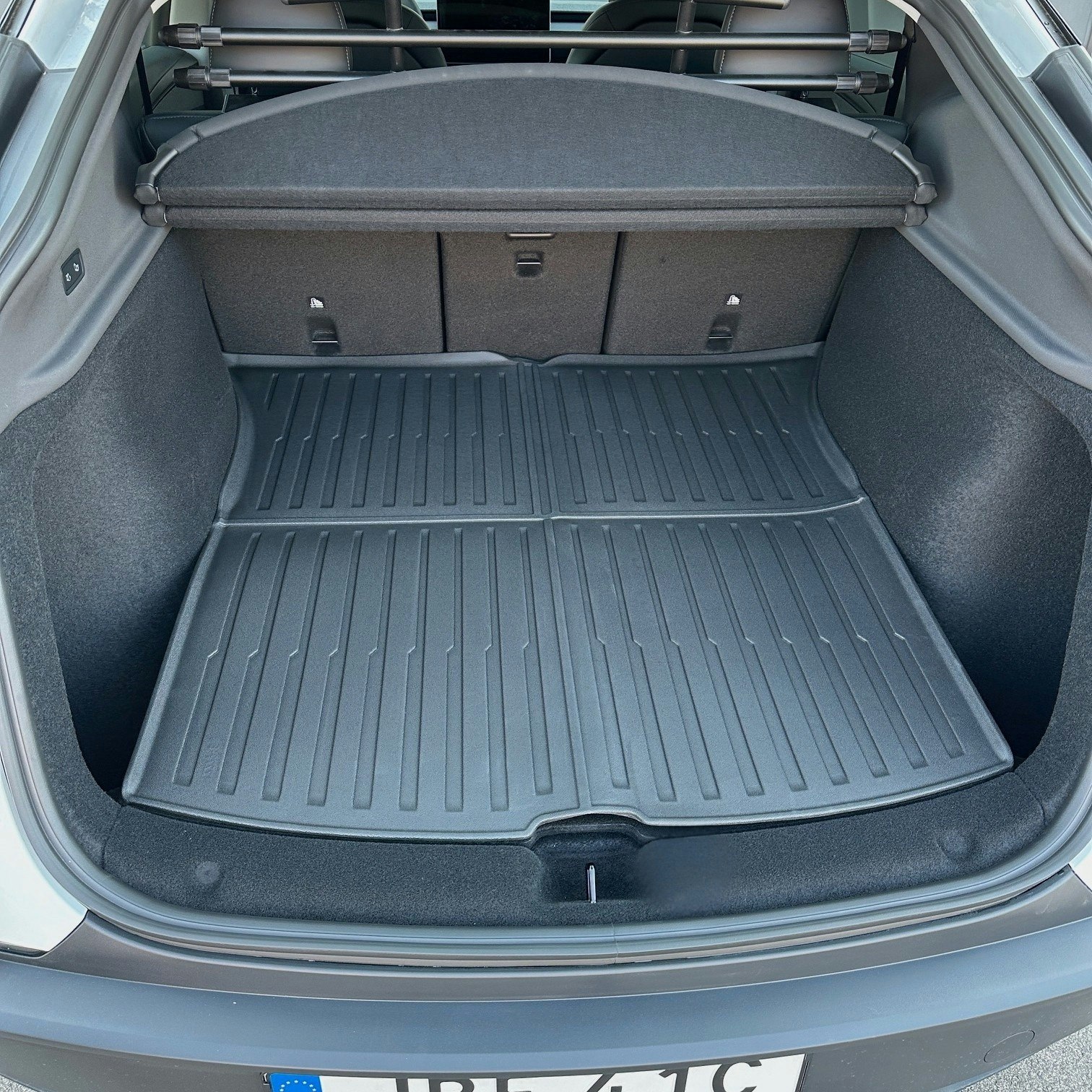 Smidig bagagematta med veck i TPE-material till Tesla Model Y Juniper