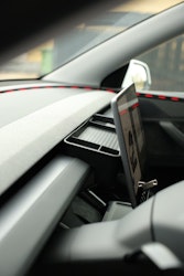 Förvaring bakom skärmen - svart - Tesla Model 3 2023.10-/Y 2025.3-