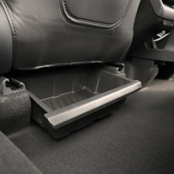 Förvaring under framsätet, bak - Tesla Model Y Juniper