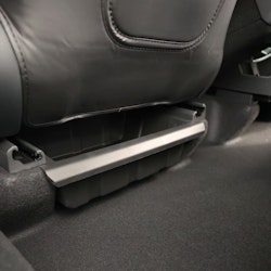 Förvaring under framsätet, bak - Tesla Model Y Juniper