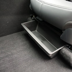 Förvaring under framsätet - Tesla Model Y Juniper