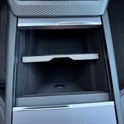 Förvaringslåda mittkonsol, flockig m carbon fiberkant - Tesla Model 3 Highland/Model Y Juniper