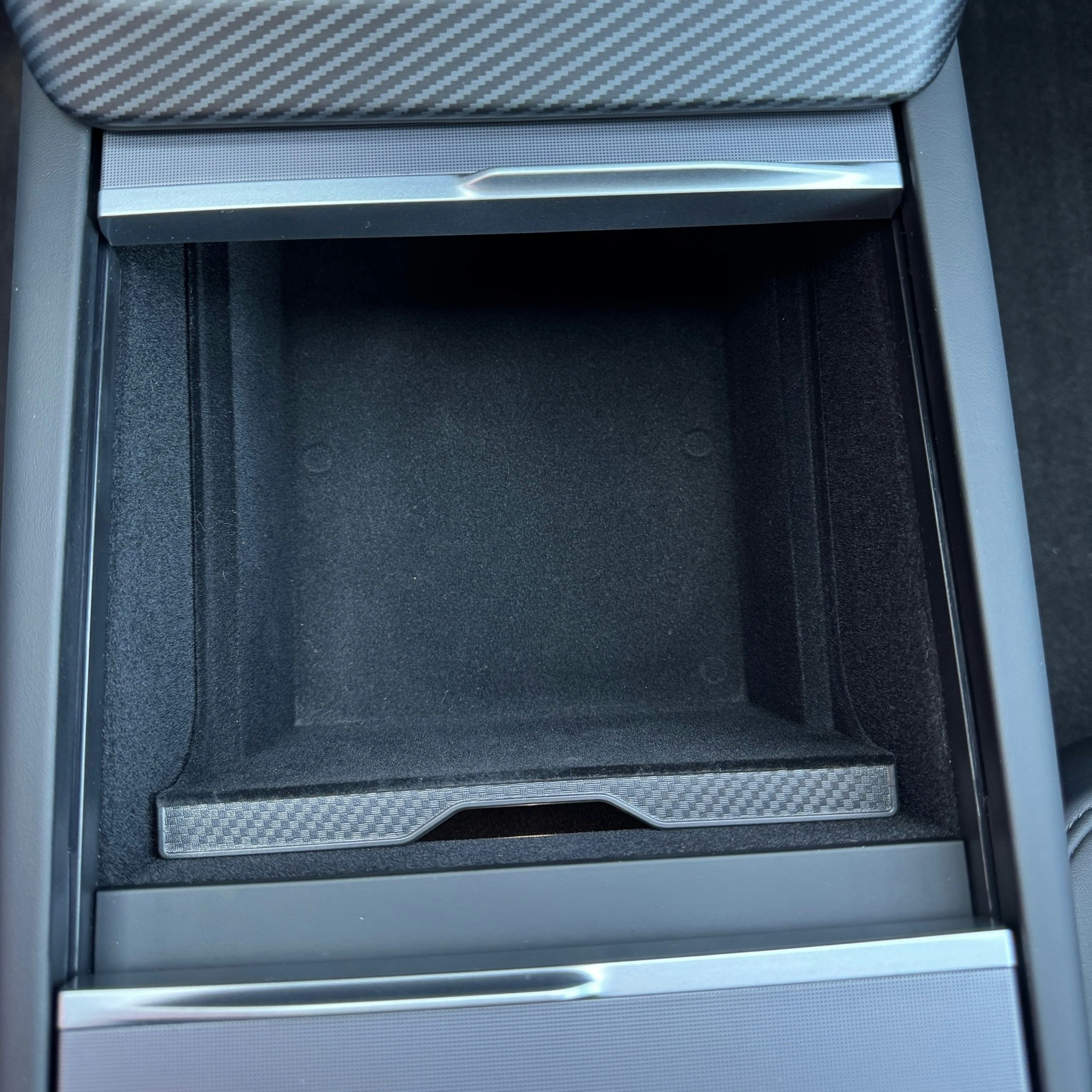 Förvaringslåda mittkonsol, flockig m carbon fiberkant - Tesla Model 3 Highland/Model Y Juniper