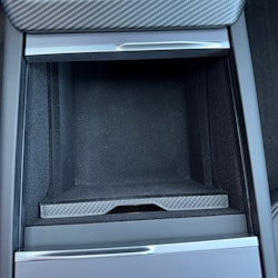 Förvaringslåda mittkonsol, flockig m carbon fiberkant - Tesla Model 3 Highland/Model Y Juniper