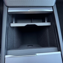Förvaringslåda mittkonsol, insats i silikon m carbon fiberkant - Tesla Model 3 Highland/Model Y Juniper