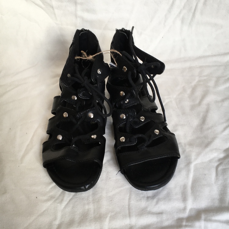 Svarta sandaletter stl 33
