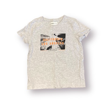 Grå t-shirt stl 122/128