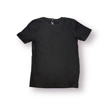 Svart t-shirt stl 122/128