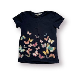 Mörkblå t-shirt fjärilar stl 122/128