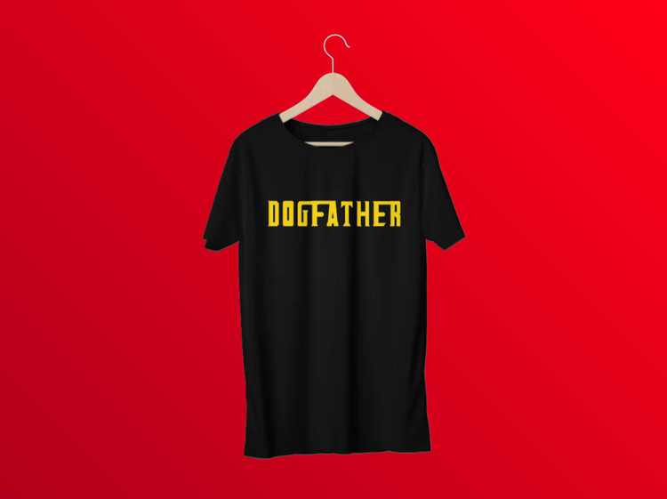 T-Shirt med trycket Dogfather i Gudfader typsnitt.Dogfather The Original. Present till Husse. En T-Shirt med tryck från Statements Clothing.