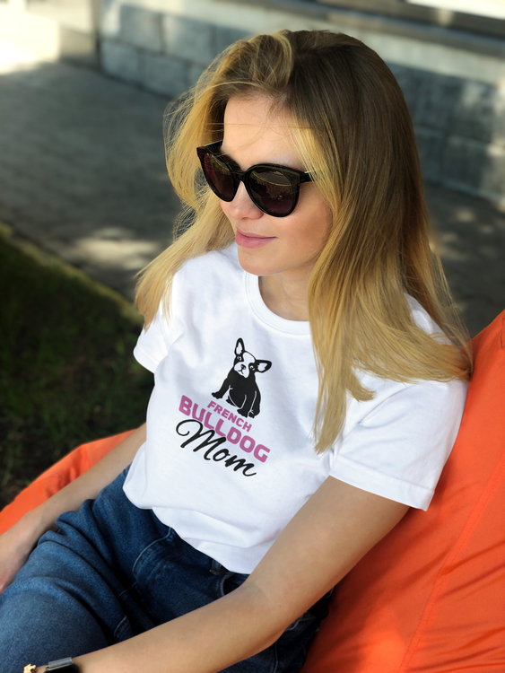 En skön tshirt med texten French Bulldog Mom. En Fransk Bulldog T-Shirt för alla frallamammor. Fransk Bulldogtröjor