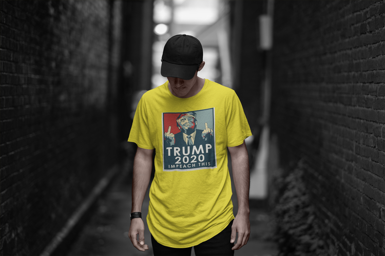 Trump USA Impeach This T-Shirt Herr. Flera coola färger & ett stort antal storlekar