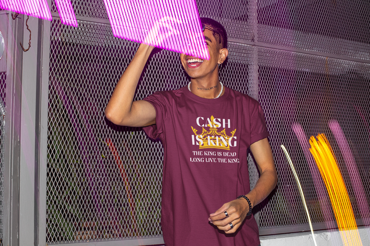 Tshirt Cash Is King. Cash is King T-Shirt i färgen burgundy. Motivet Cash Is King finns även på sweatshirts
